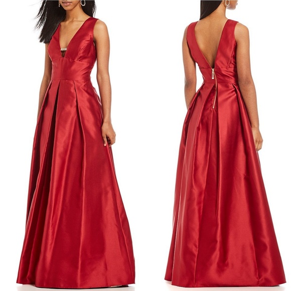 Nicole Miller Dresses & Skirts - 🆕 NICOLE MILLER V NECK GOWN